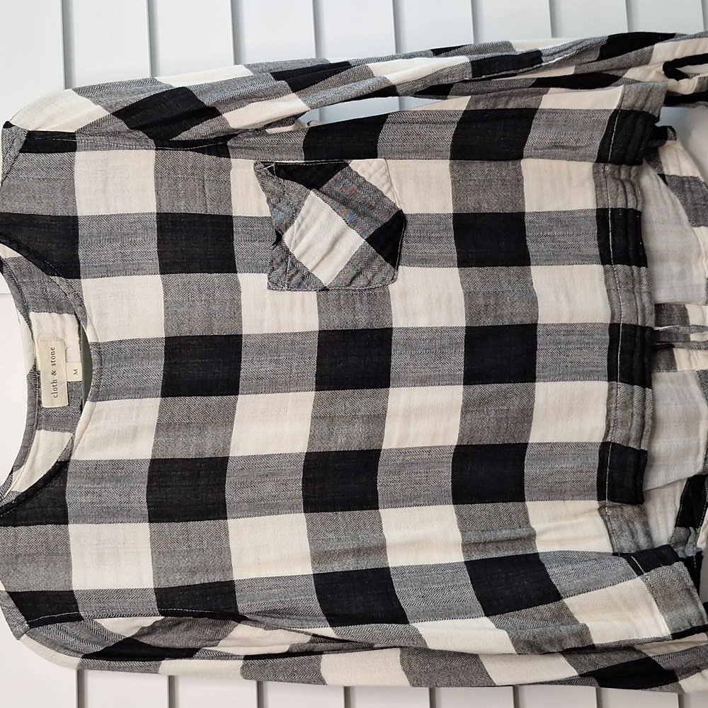 Cloth & Stone white & black checkerboard plaid long sleeve top lace up back. Med